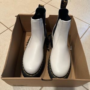 2976 SMOOTH LEATHER PLATFORM CHELSEA BOOTS DR. MARTENS